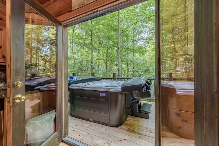 Romantic Escape for 2• Views, HotTub, Sauna & Dogs