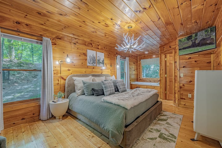 Romantic Escape for 2• Views, HotTub, Sauna & Dogs