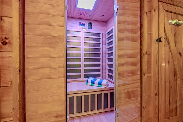 Romantic Escape for 2• Views, HotTub, Sauna & Dogs