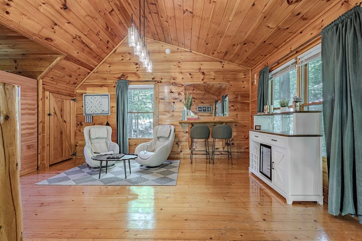 Romantic Escape for 2• Views, HotTub, Sauna & Dogs
