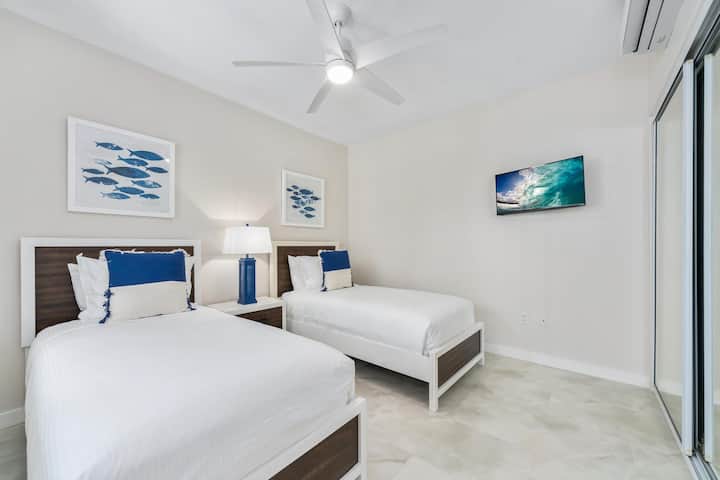 Habitación de invitados con ventilador de techo y TV.