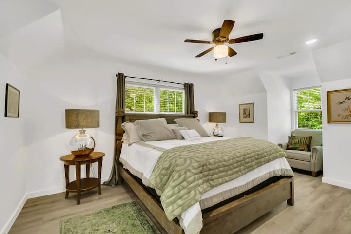 Dormitorio con cama king