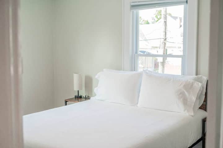 Queen Bedroom 1- Mwangaza laini na muundo mdogo kwa ajili ya mapumziko ya amani.