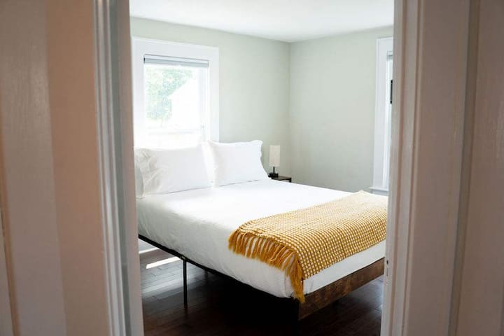 Queen Bedroom 2- Chumba cha pili chenye starehe chenye mwanga wa asili na mashuka machafu.