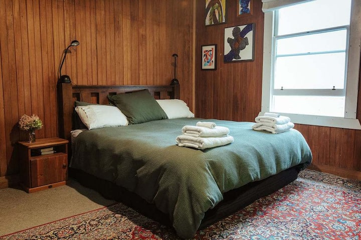 חדר שינה ראשי - מיטת סופר קינג