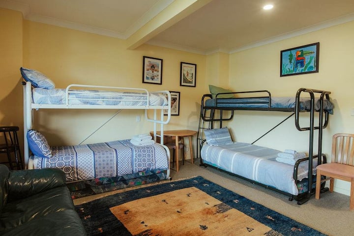 חדר המיטות הקומותיים (למטה) - 2 סטים של מיטות קומותיים בתוספת מיטת יחיד נפתחת