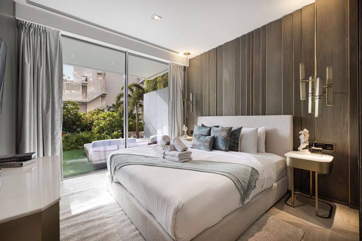 Chambre principale avec lit taille King et accès direct au balcon privé 