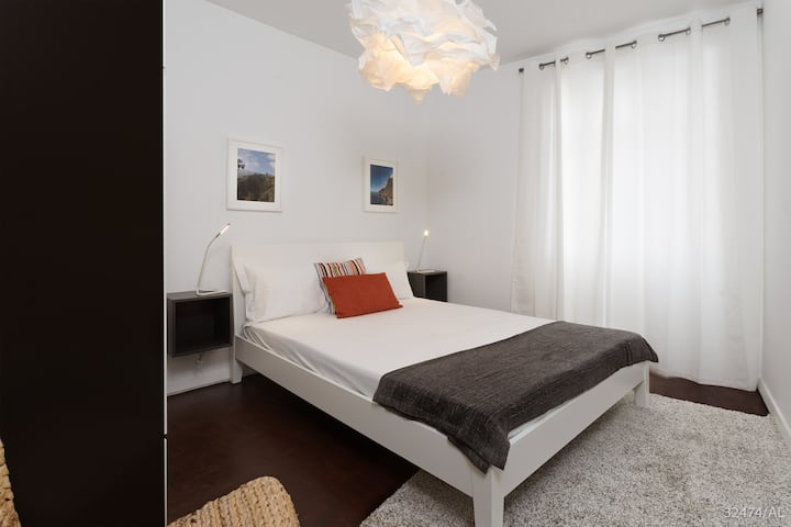 חדר שינה עם מיטת קינג סייז