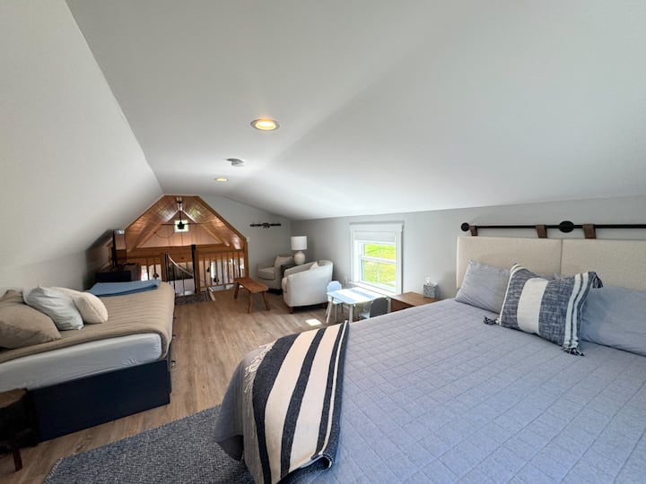 Სხვენის საძინებელი - დედოფლის საძინებელი + დღის საწოლი. სძინავს 3