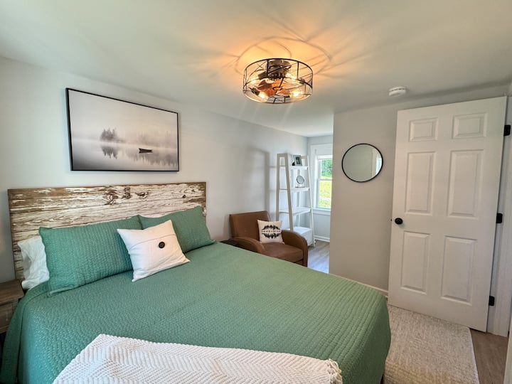 Საძინებელი#2- Queen bed- ს სძინავს 2