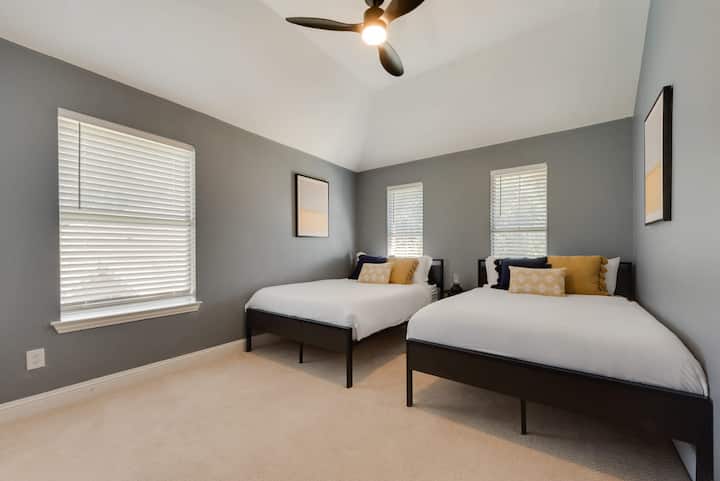 ทันสมัยและมีอารมณ์ด้วยโทนสีกรมท่าและมัสตาร์ดที่เข้มข้น เหมาะสำหรับเพื่อนหรือพี่น้องที่เดินทางด้วยกัน