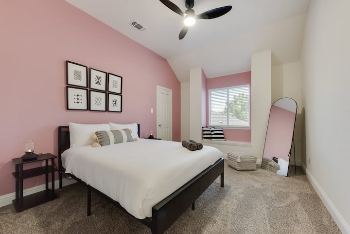 ผนังสีชมพูเข้ม ศิลปะเรขาคณิต และเตียงนอนสุดฝันทำให้ห้องนี้ทั้งสนุกและผ่อนคลาย