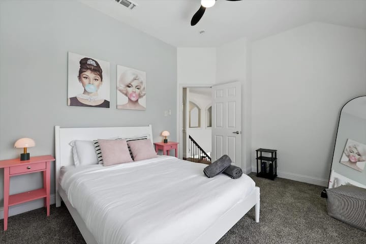 เก๋ไก๋และสนุกสนานด้วยงานศิลปะที่โดดเด่น โต๊ะข้างเตียงสีชมพู และแสงไฟสีอ่อน สถานที่มีสไตล์สำหรับการพักผ่อนและผ่อนคลาย