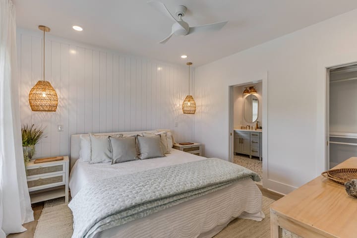 Dhomë gjumi me hapësirë të bollshme në pishinë, King, En Suite, hyrja në verandë. Dyshekë me shkumë hibride premium në të gjithë banesën.