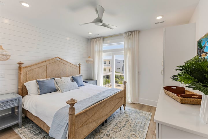 Një pamje tjetër e kësaj suite kryesore të nivelit të sipërm që tregon hyrjen private në verandë. Shumë dritë natyrale,