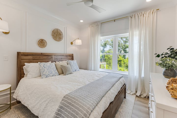 Dhomë gjumi në nivel pishine me krevat dopio "King". Çdo dhomë gjumi është projektuar në mënyrë unike me shtroja luksoze me shkumë luksoze.