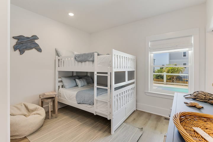 Kjo dhomë gjumi e nivelit më të ulët ka një dyshek me madhësi të plotë në çdo krevat. Ka një banjë Jack & Jill të përbashkët me zonën e brendshme të Pool Lounge.