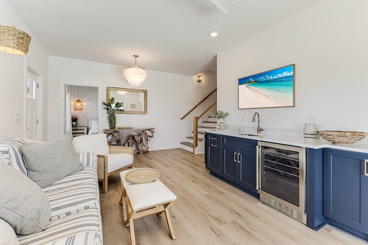 Zona e Pool Lounge ka një stacion pijesh me një ftohës pijesh dhe lavaman. Dil dhe shiko një film ndërsa je duke u freskuar.