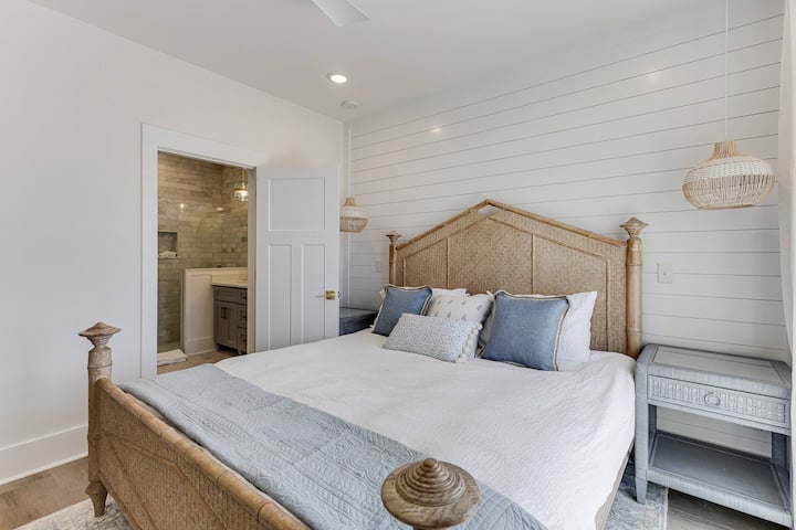 Dhoma e gjumit e nivelit të sipërm, King, En Suite. Çdo dhomë gjumi ka burime të shumëfishta drite, ventilator, pranë krevatit dhe dritare të mëdha për dritë natyrale.