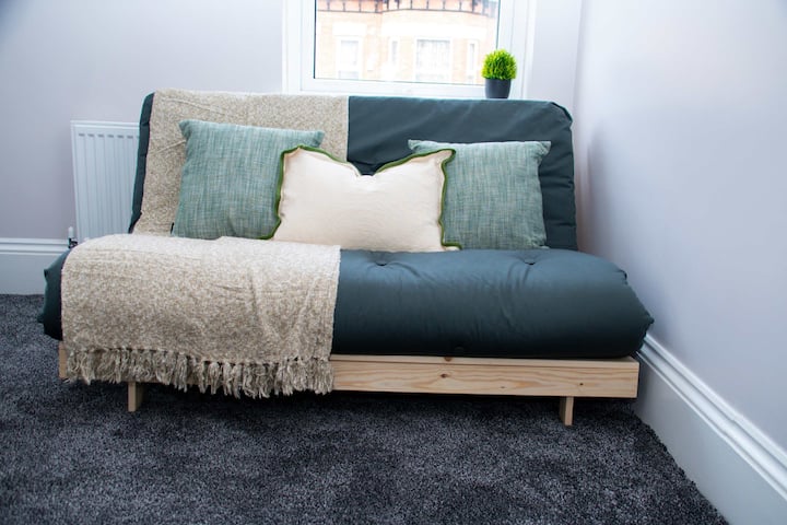 Spavaća soba s kupaonicom i kaučom na razvlačenje