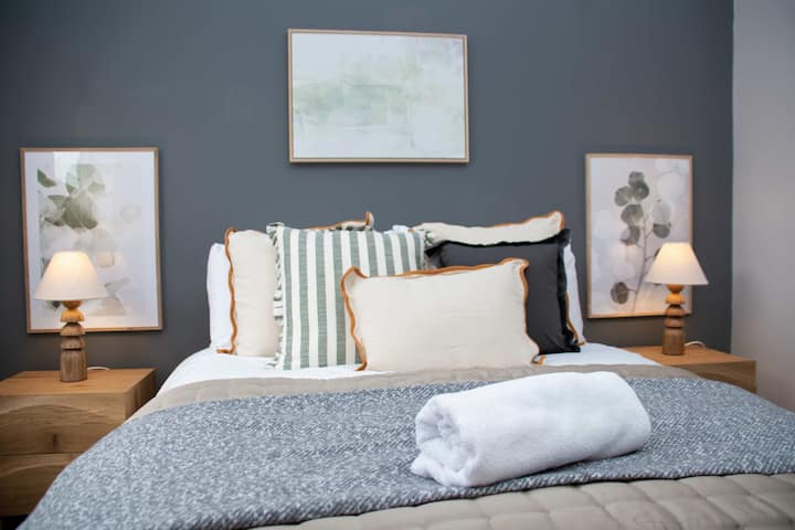 Spavaća soba u mirnoj sivoj boji s udobnim madracem