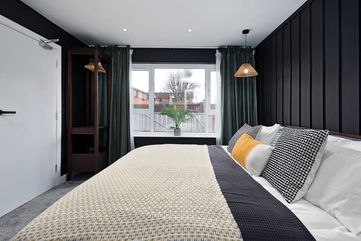 ห้องนอนหรูหรามีวิวสวยเหมาะสำหรับการพักผ่อนและผ่อนคลายหลังจากเหน็ดเหนื่อยมาทั้งวัน