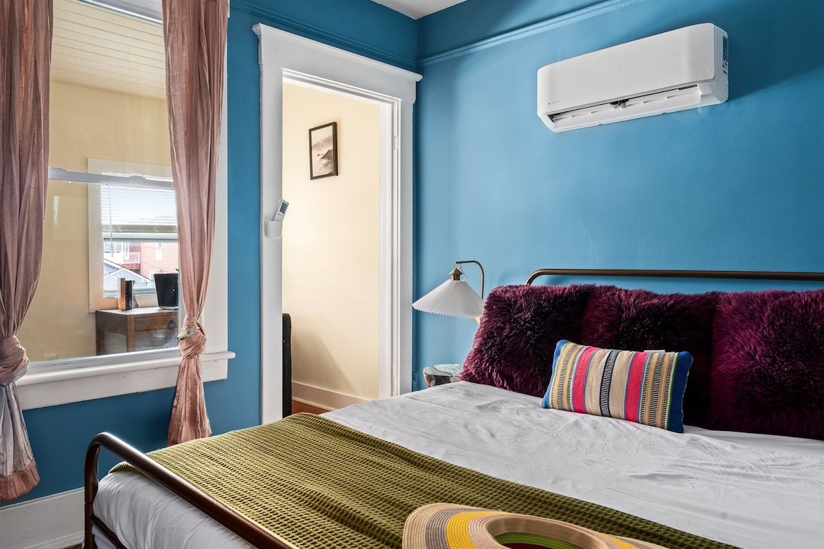 تضفي هذه الغرفة الملونة شخصية بارزة وراحة كبيرة.