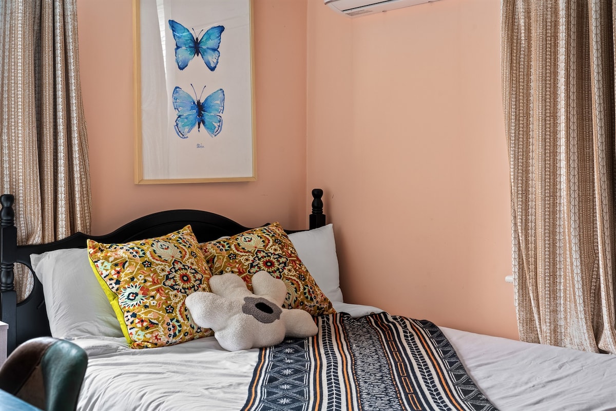 الفراشات والألوان الجريئة والمشاعر المريحة ✨ المنتجع الصغير الأكثر حلمًا في انتظارك!