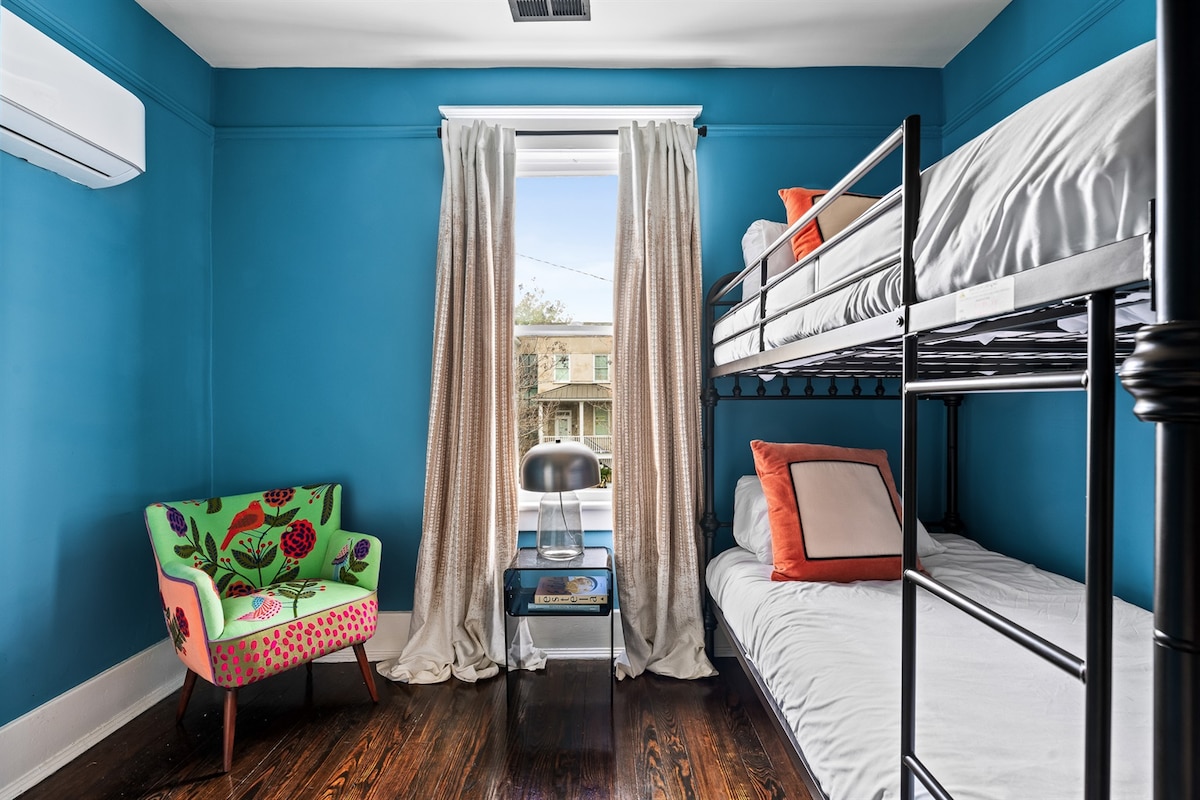 تجعل الجدران الجريئة والأسرّة المريحة ولمسة من الغرابة هذا المكان هو الزاوية الأكثر سعادة في البيت.