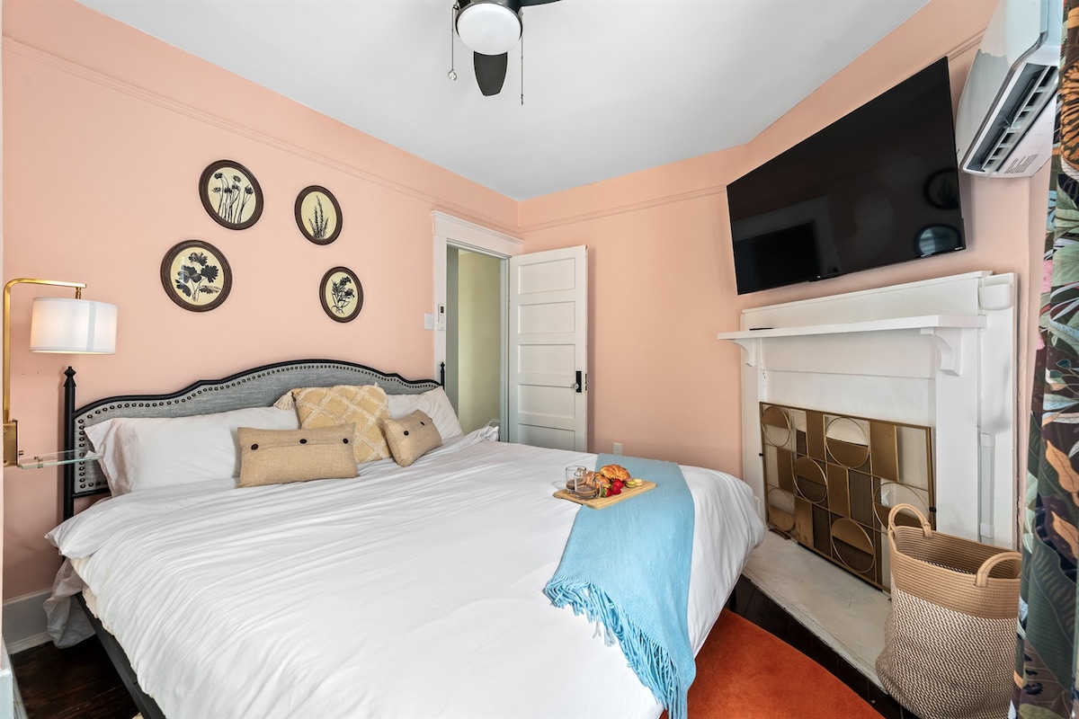 استمتع بالنوم في هذا السرير الفخم الكبير الحجم المحاط بالألوان الناعمة والتفاصيل المدروسة.