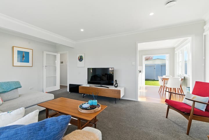 Retro Retreat With Outdoor Oasis - Tauranga