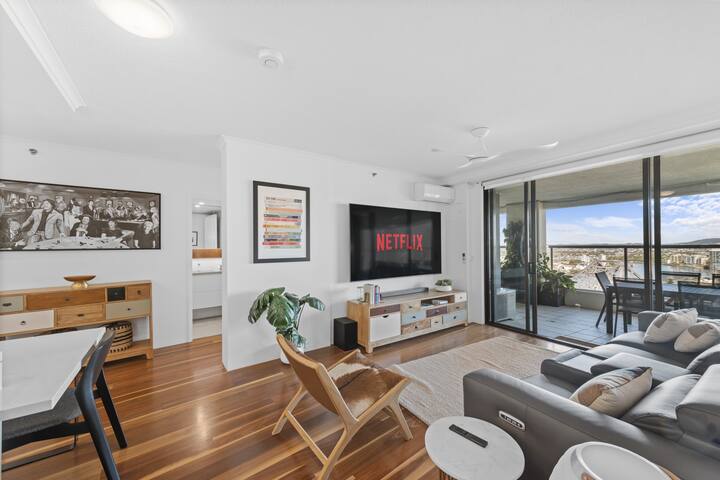 Stylish Brisbane City Stay with BBQ, Pool & Gym gallery image 5