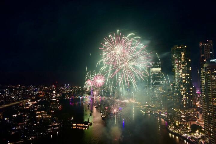 Stylish Brisbane City Stay with BBQ, Pool & Gym gallery image 3