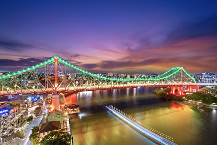 Stylish Brisbane City Stay with BBQ, Pool & Gym gallery image 2