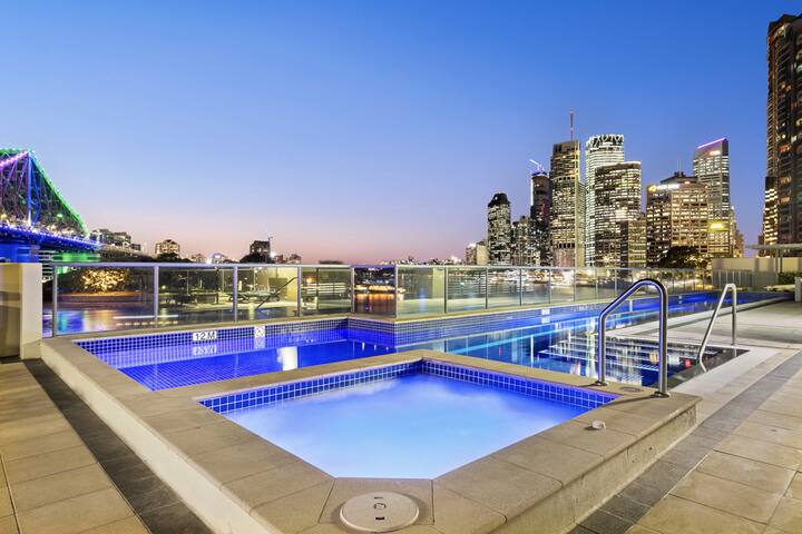 Stylish Brisbane City Stay with BBQ, Pool & Gym gallery image 4