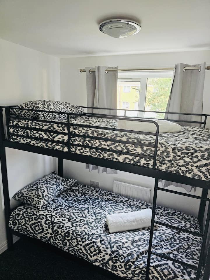 带双层床的单人卧室