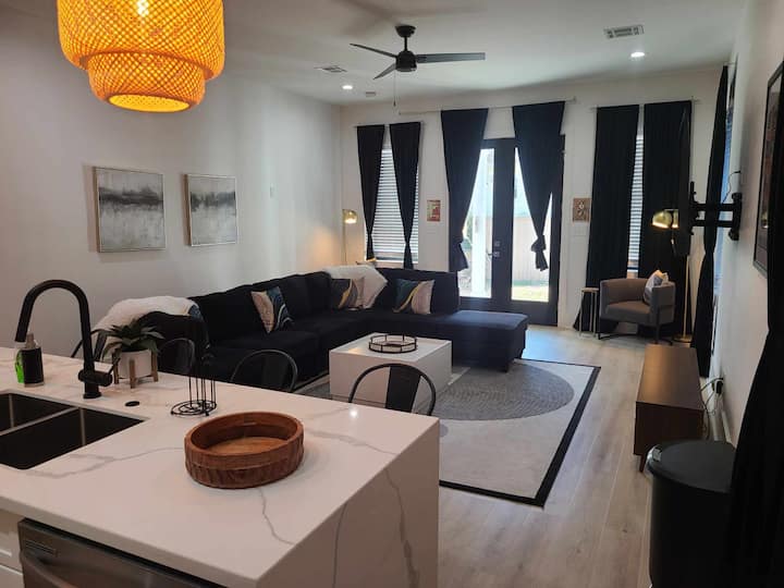 Immaculate Superdome Home Parking Yard Tvs Ensuite - New Orleans, LA