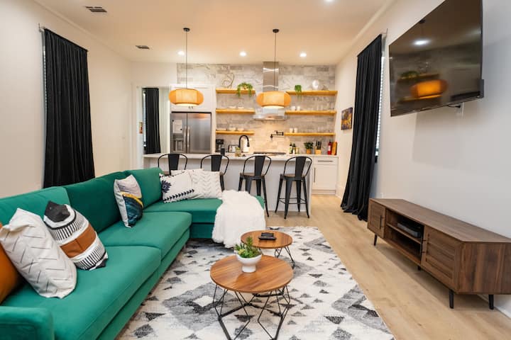 Shimmering New Nola Home Tvs In Bedrooms & Parking - Metairie, LA