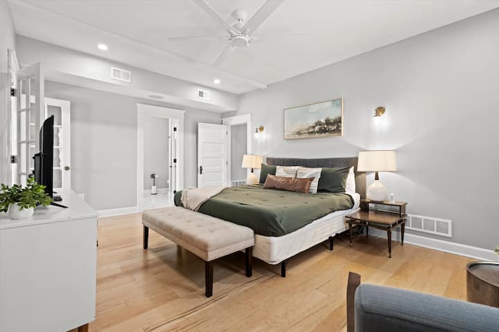 Chumba cha kulala cha ghorofa ya pili kilicho na kitanda aina ya king