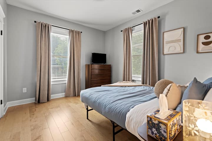 Chumba cha kulala cha ghorofa ya pili kilicho na kitanda aina ya queen na Televisheni mahiri