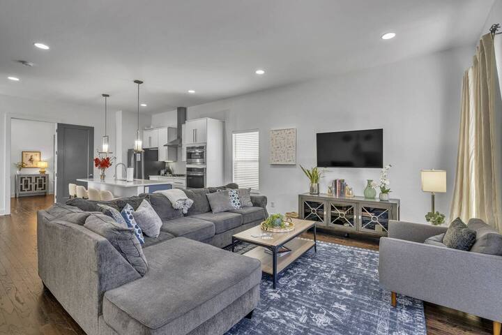 Epic Gulch Home: 13 Beds & Skyline Views! gallery image 4