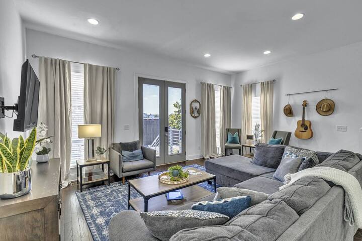 Epic Gulch Home: 13 Beds & Skyline Views! gallery image 3