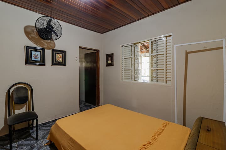 סוויטה נוחה עם מאוורר תקרה ללילות נעימים