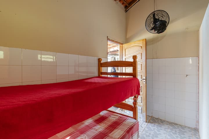 חדר שינה עם מאוורר קיר ומיטת קומותיים לנוחיותכם