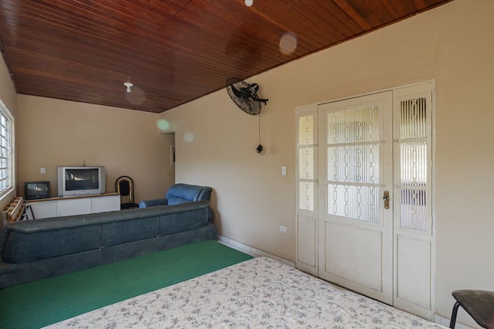 מושלם למנוחה: אוורור, מיטות וטלוויזיה באותו חלל