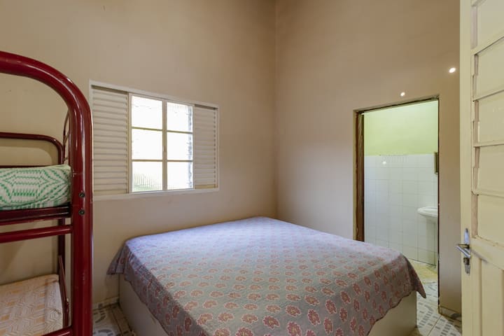 סוויטה עם מיטת קומותיים ומיטה זוגית שמאפשרת אירוח נוח