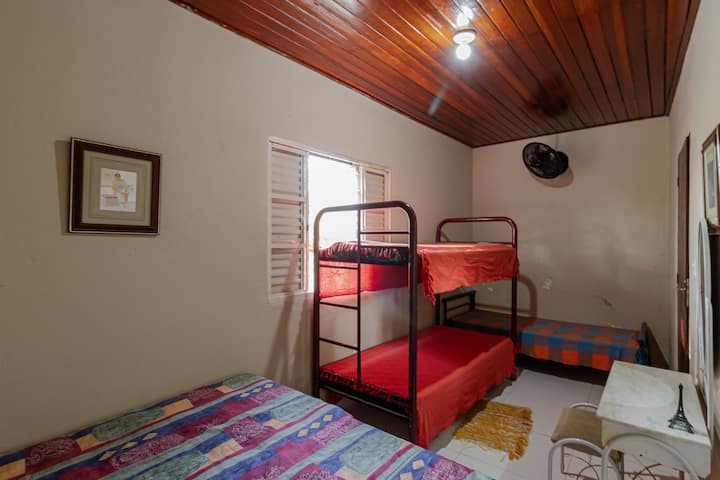 שולחן איפור עם מראה בחדר השינה לשגרת הטיפוח שלכם