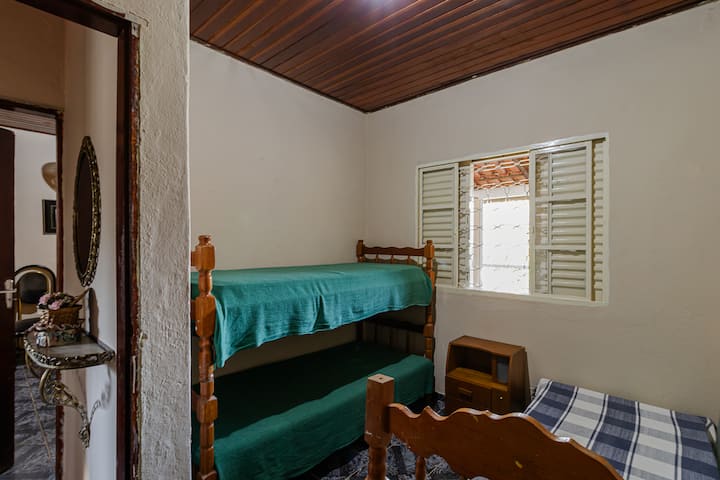 חדר עם מיטת קומותיים ומיטת יחיד ל-3 אנשים