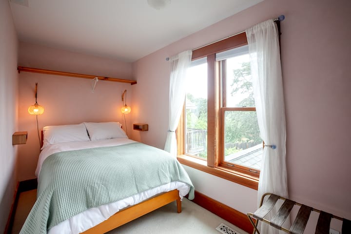 Chumba cha rangi ya waridi - chumba kidogo zaidi cha kulala kina kitanda Kamili na mandhari bora zaidi ndani ya nyumba