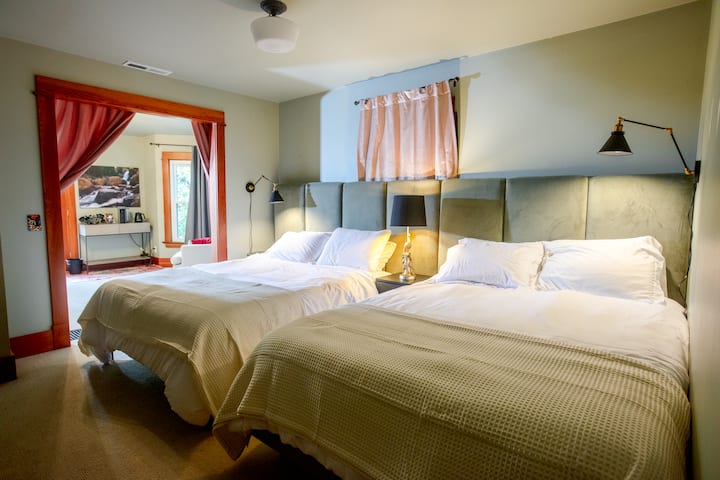 Chumba cha msingi cha kulala - Vitanda viwili vya Queen na televisheni ya Roku ya "50" iliyo na baa ya sauti. 